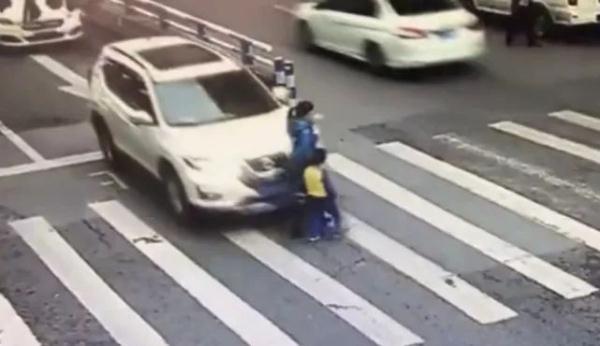 「光明网」揪心！母子俩斑马线上被撞飞，小男孩爬起先扶妈妈，后来的反应让人惊讶……