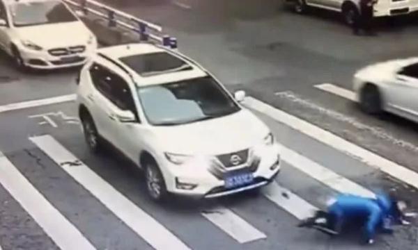 「光明网」揪心！母子俩斑马线上被撞飞，小男孩爬起先扶妈妈，后来的反应让人惊讶……