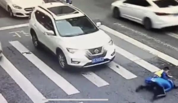 「光明网」揪心！母子俩斑马线上被撞飞，小男孩爬起先扶妈妈，后来的反应让人惊讶……