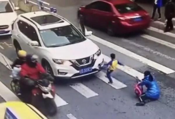 「光明网」揪心！母子俩斑马线上被撞飞，小男孩爬起先扶妈妈，后来的反应让人惊讶……