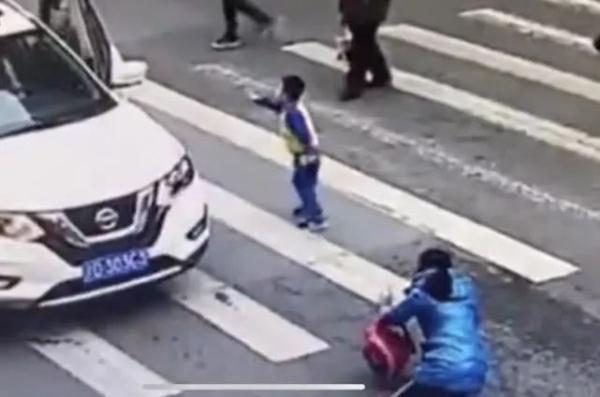 「光明网」揪心！母子俩斑马线上被撞飞，小男孩爬起先扶妈妈，后来的反应让人惊讶……