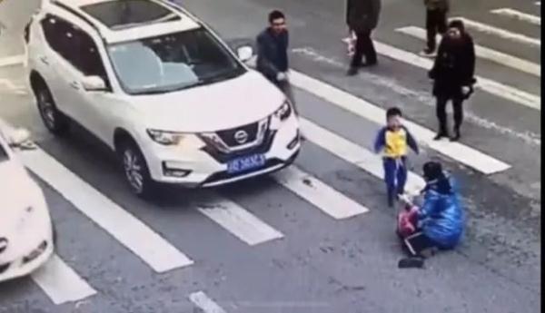 「光明网」揪心！母子俩斑马线上被撞飞，小男孩爬起先扶妈妈，后来的反应让人惊讶……