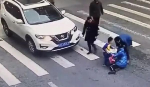 「光明网」揪心！母子俩斑马线上被撞飞，小男孩爬起先扶妈妈，后来的反应让人惊讶……