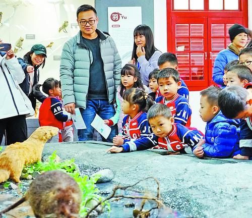「光明网」带你探秘生物 演示趣味实验