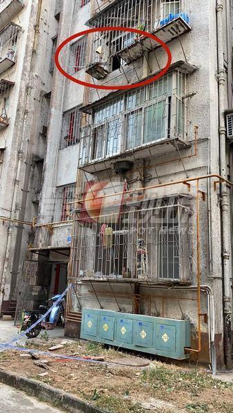 [光明网]突发！居民楼窗台防护网突然掉落，一男子从3楼坠下……