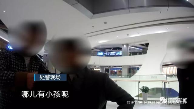 「环球网」“叔叔阿姨在干嘛？”女儿提问后，爸爸劝阻这对亲密情侣，不料…