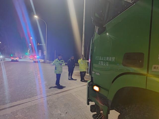[北京日报客户端]北京昌平交通支队夜查昌金路，74辆违法货车被罚