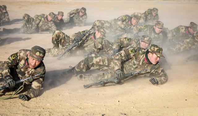 "卧倒,前方十米处--低姿匍匐--前进!