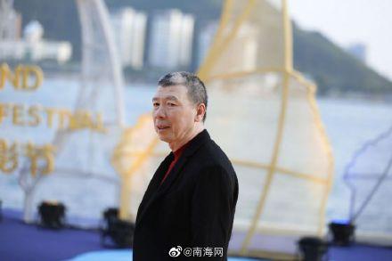 「光明网」组图丨电影节闭幕红毯仪式 冯小刚、许魏洲、文咏珊等已走上红毯“打卡”