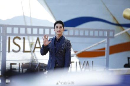 「光明网」组图丨电影节闭幕红毯仪式 冯小刚、许魏洲、文咏珊等已走上红毯“打卡”