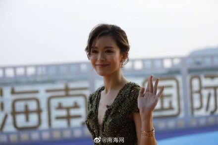 「光明网」组图丨电影节闭幕红毯仪式 冯小刚、许魏洲、文咏珊等已走上红毯“打卡”