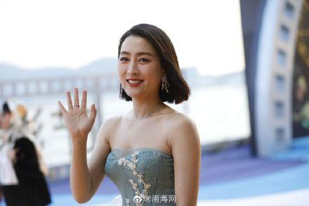 「光明网」组图丨电影节闭幕红毯仪式 冯小刚、许魏洲、文咏珊等已走上红毯“打卡”