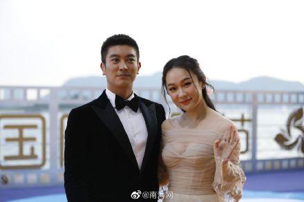 「光明网」组图丨电影节闭幕红毯仪式 冯小刚、许魏洲、文咏珊等已走上红毯“打卡”