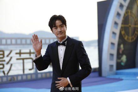 「光明网」组图丨电影节闭幕红毯仪式 冯小刚、许魏洲、文咏珊等已走上红毯“打卡”