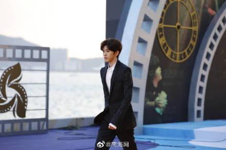 「光明网」组图丨电影节闭幕红毯仪式 冯小刚、许魏洲、文咏珊等已走上红毯“打卡”