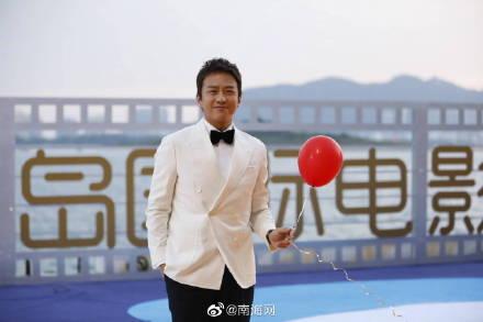 「光明网」组图丨电影节闭幕红毯仪式 冯小刚、许魏洲、文咏珊等已走上红毯“打卡”