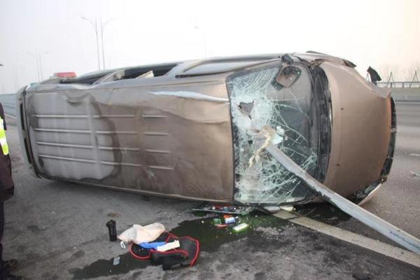 [大河网]险！小客车被高速路护栏“一箭穿心”万幸司机安然无恙