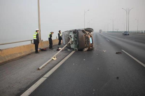 [大河网]险！小客车被高速路护栏“一箭穿心”万幸司机安然无恙