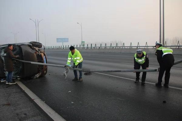 [大河网]险！小客车被高速路护栏“一箭穿心”万幸司机安然无恙