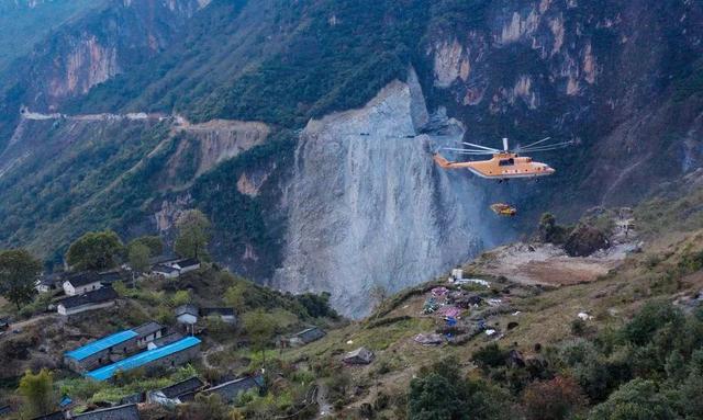 「北京日报客户端」场面震撼 上天入地只为打通大凉山最后的通村公路