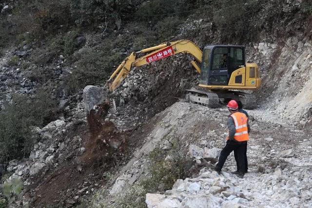 「北京日报客户端」场面震撼 上天入地只为打通大凉山最后的通村公路