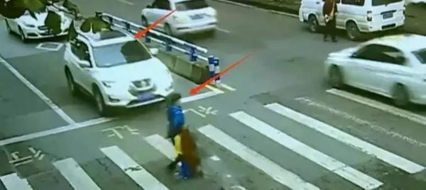 「光明网」母子俩出车祸，孩子爬起第一件事，出乎意料