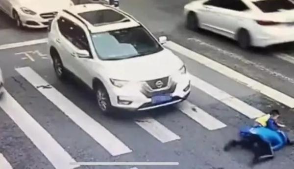 「光明网」母子俩出车祸，孩子爬起第一件事，出乎意料