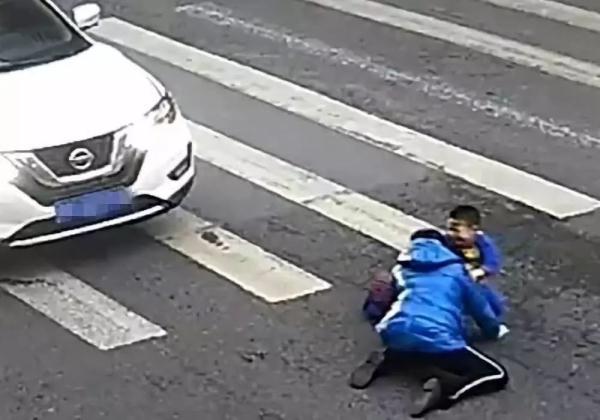 「光明网」母子俩出车祸，孩子爬起第一件事，出乎意料