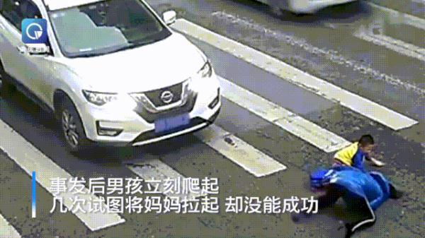 「光明网」母子俩出车祸，孩子爬起第一件事，出乎意料