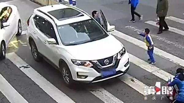 「光明网」母子俩出车祸，孩子爬起第一件事，出乎意料