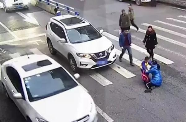 「光明网」母子俩出车祸，孩子爬起第一件事，出乎意料