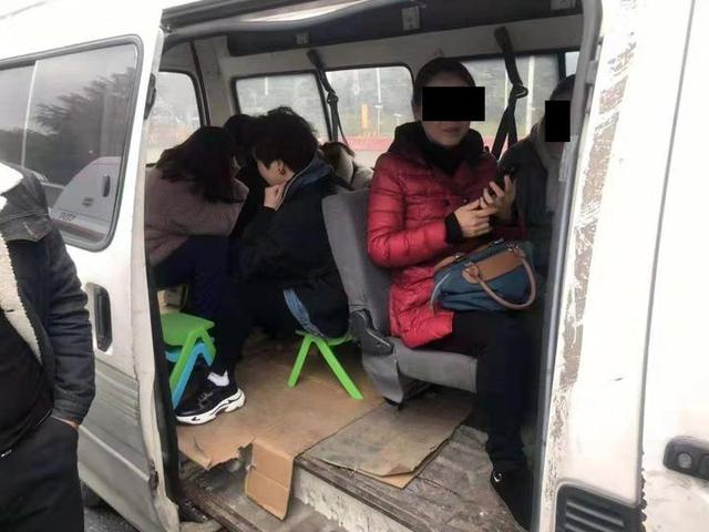 [中国青年网]车内究竟藏着什么？高速上见民警，司机为何如何慌张