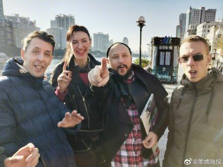「光明网」外国乐队助威广马