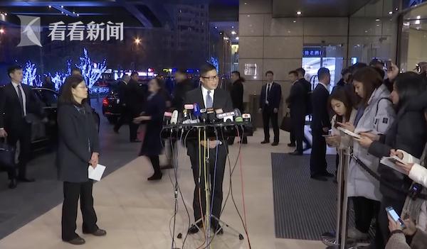 「看看新闻」港警“一哥”邓炳强离京前透露返港后警方策略：刚柔并济