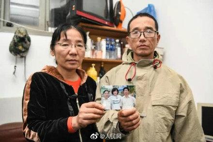 「光明网」女儿失联7年父母在学校当清洁工等待