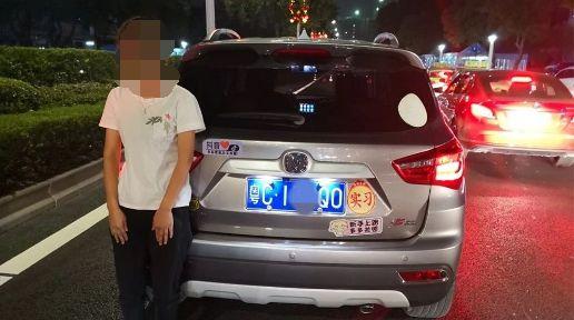 光明网■吉大女子家里大吵一架，寒风中穿短袖跑去拱北被抓！可怜女儿等她……