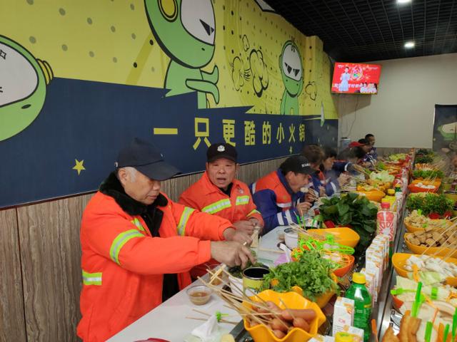 【中国山东网】寒冬送温暖 潍坊百名环卫工人受邀免费吃火锅
