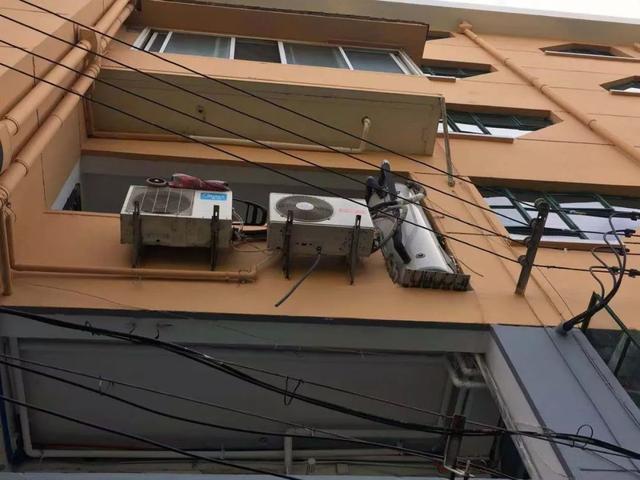 「新民晚报」巨无霸，砸穿楼道墙安在电线旁！好多年了，居民心慌慌