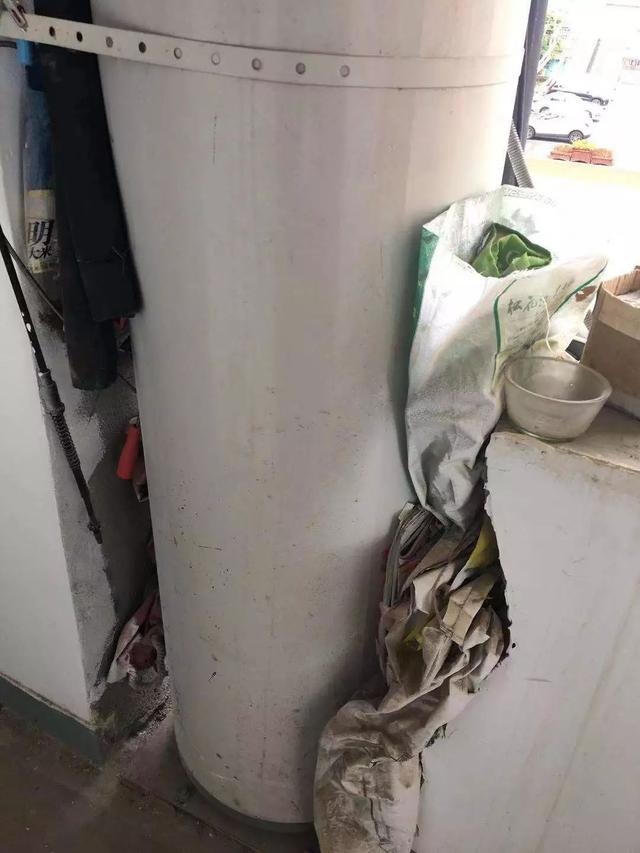 「新民晚报」巨无霸，砸穿楼道墙安在电线旁！好多年了，居民心慌慌