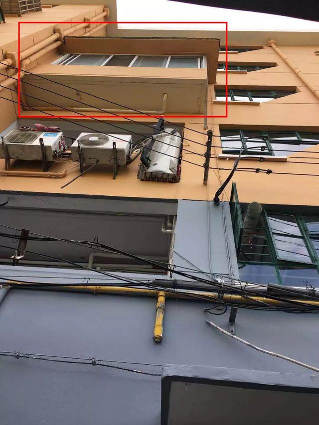 「新民晚报」巨无霸，砸穿楼道墙安在电线旁！好多年了，居民心慌慌
