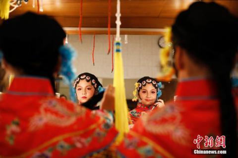 [中青在线]爱唱京剧的美国“吉祥”姐妹花
