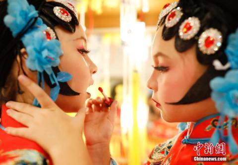 [中青在线]爱唱京剧的美国“吉祥”姐妹花
