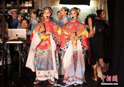 [中青在线]爱唱京剧的美国“吉祥”姐妹花