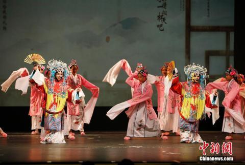 [中青在线]爱唱京剧的美国“吉祥”姐妹花