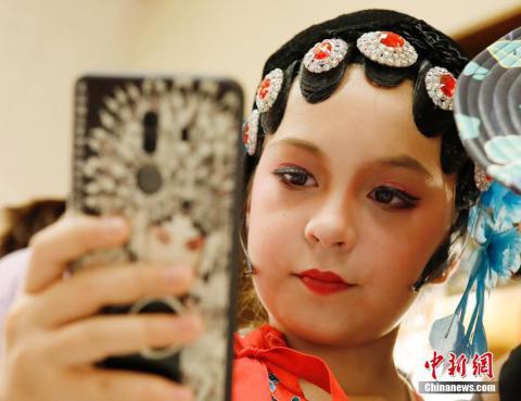 [中青在线]爱唱京剧的美国“吉祥”姐妹花