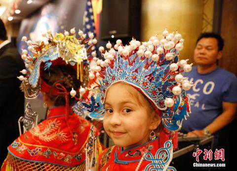 [中青在线]爱唱京剧的美国“吉祥”姐妹花