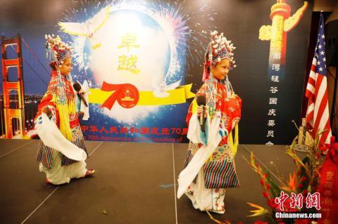 [中青在线]爱唱京剧的美国“吉祥”姐妹花