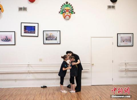 [中青在线]爱唱京剧的美国“吉祥”姐妹花