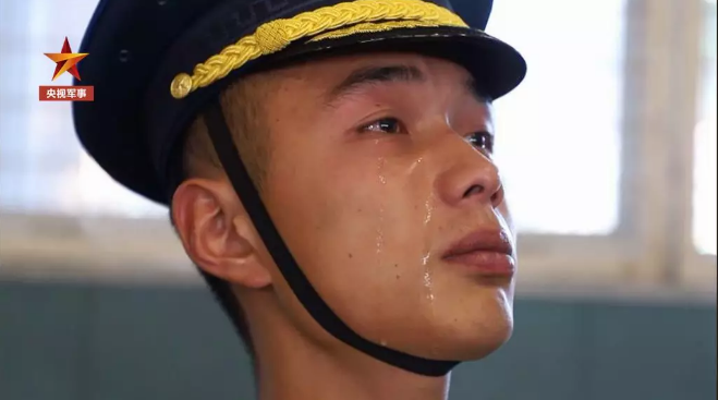 [文汇报]驻港女兵之“美”：不爱红妆爱武装