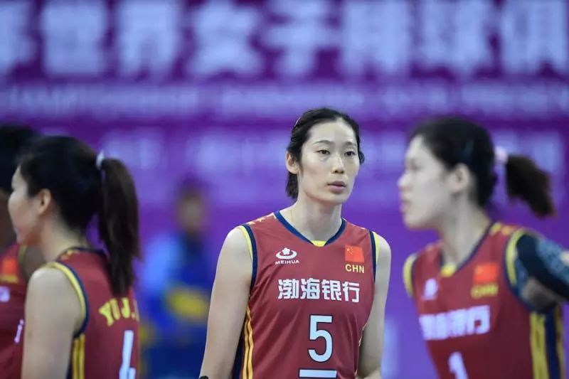 「上观新闻」当初郎平召唤朱婷回国，是为备战奥运不出意外，可如今受了伤这锅谁背？